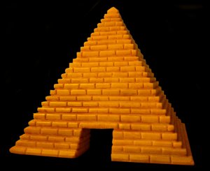 Παντελεήμων Σουράνης: Πυραμίδα του άσημου